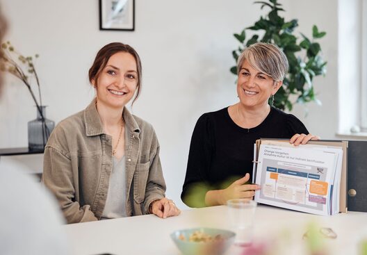 Campus-am-see Zwei Teilnehmerinnen arbeiten an Unterlagen