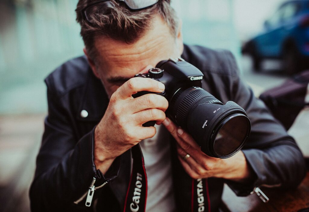 Ein Mann fotografiert mit einer Spiegelreflexkamera