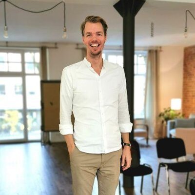 Porträt von Heiner Diepenhorst in einem Seminarraum