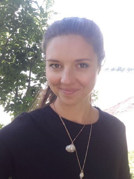 Porträt von Nora Weinhold vor Bäumen am Seeufer